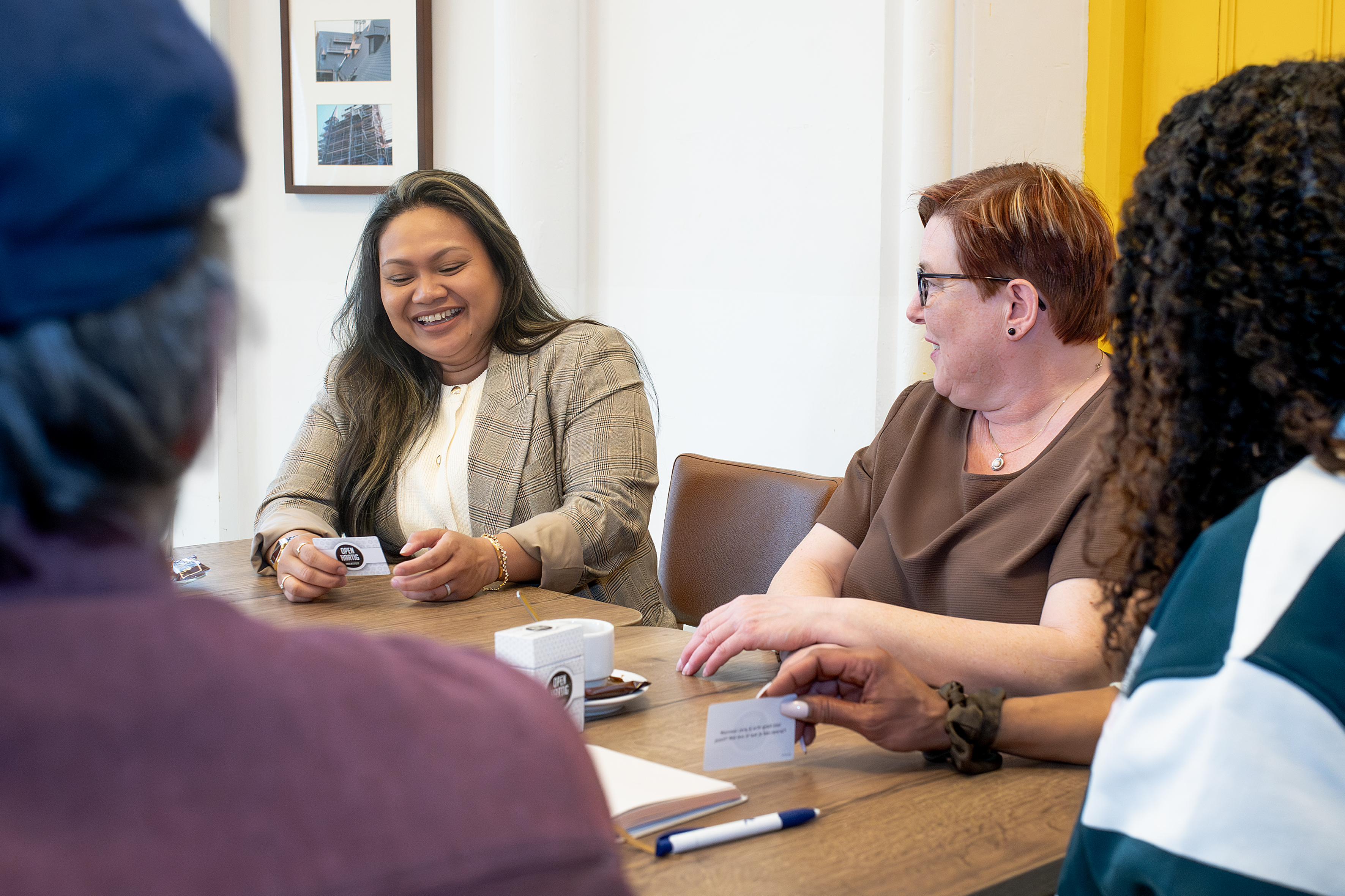 Groepsbijeenkomst waarin deelnemers met elkaar in gesprek gaan over persoonlijke ervaringen en herstel.