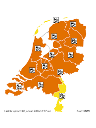 Plaatje van Nederland waarin iedere provincie oranje is gekleurd behalve de Waddeneilanden en Limburg. Dit zijn de weercodes per provincie.